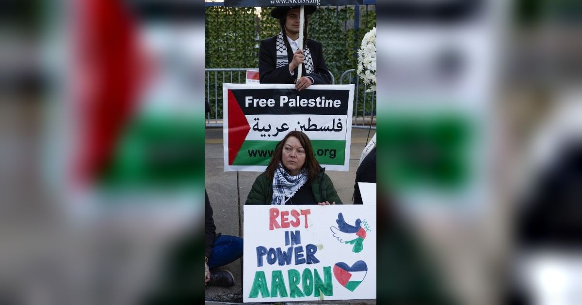 FOTO: Aksi Duka Cita untuk Aaron Bushnell, Pasukan Militer AS yang Bakar Diri Demi Bela Palestina