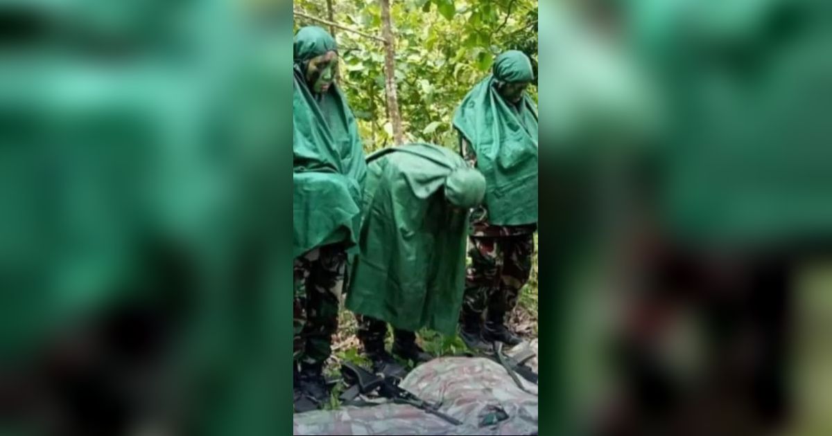 Potret Pasis TNI AU Sholat di Tengah Hutan Saat Latihan Tempur, Pakai Seragam Loreng dan Pegang Senjata