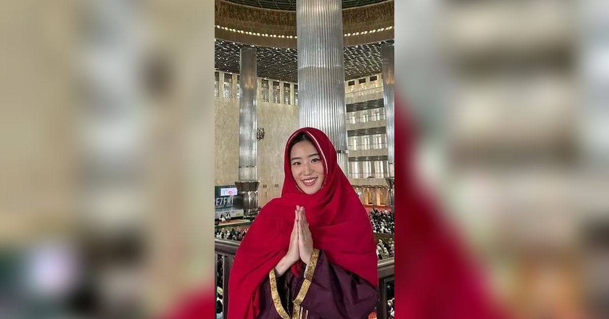 Potret Haruka Nakagawa Pakai Hijab saat ke Masjid Istiqlal