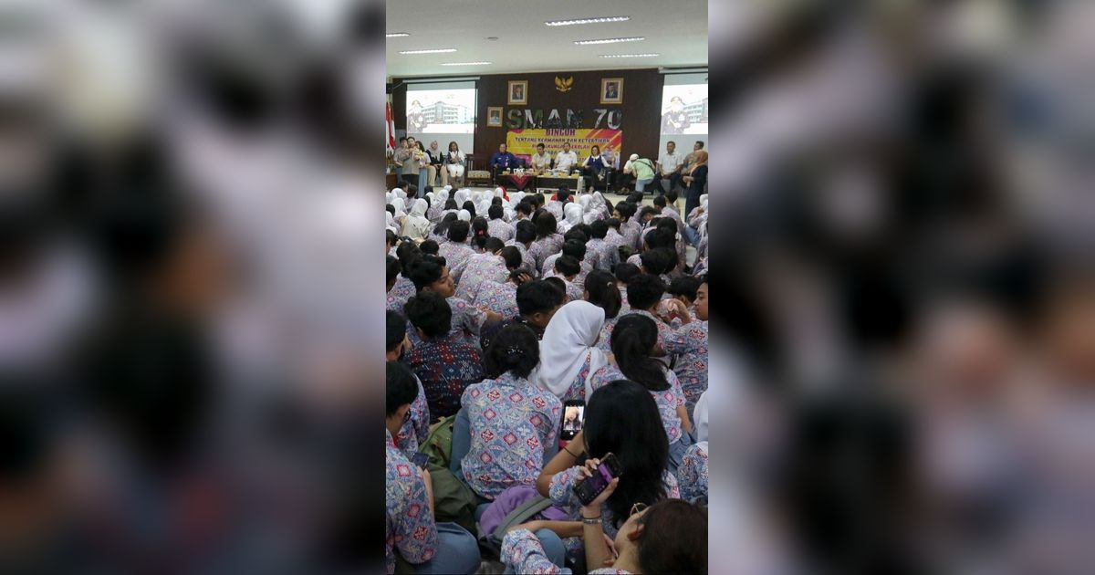 FOTO: Polisi Ajak Baim Wong Sosialisasi Anti-Bullying di Depan Para Pelajar