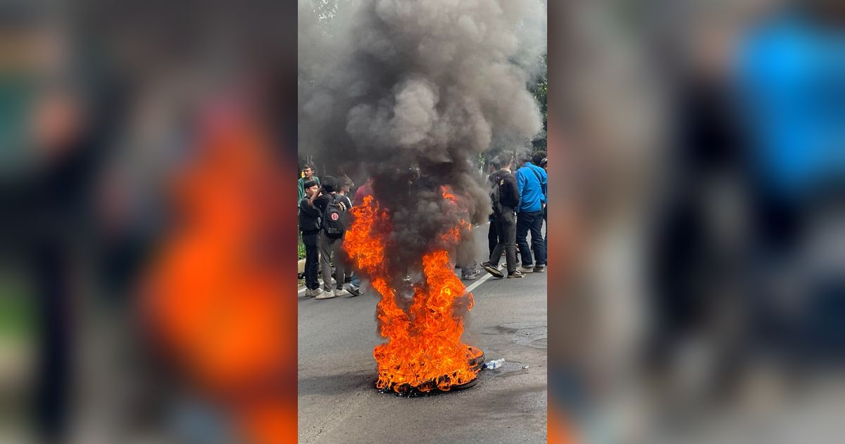 Mahasiswa UP Sempat Blokade Jalan saat Demo, Pengguna TransJakarta Terpaksa Jalan Kaki