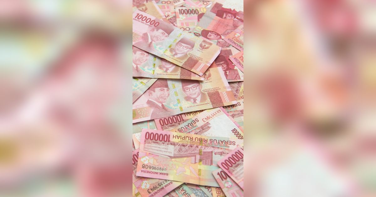 Momen Pria jemur Uang Puluhan Juta di Tanah, Kisah Dibaliknya Bikin Nyesek