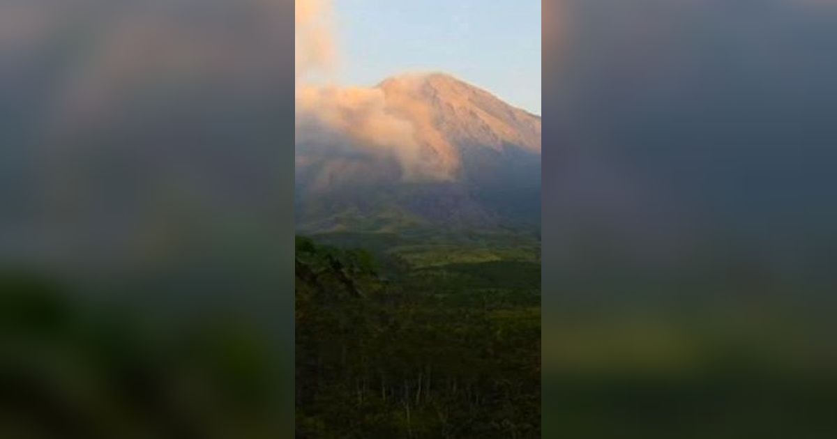 Gunung Semeru Meletus, Muntahkan Abu Setinggi 900 Meter