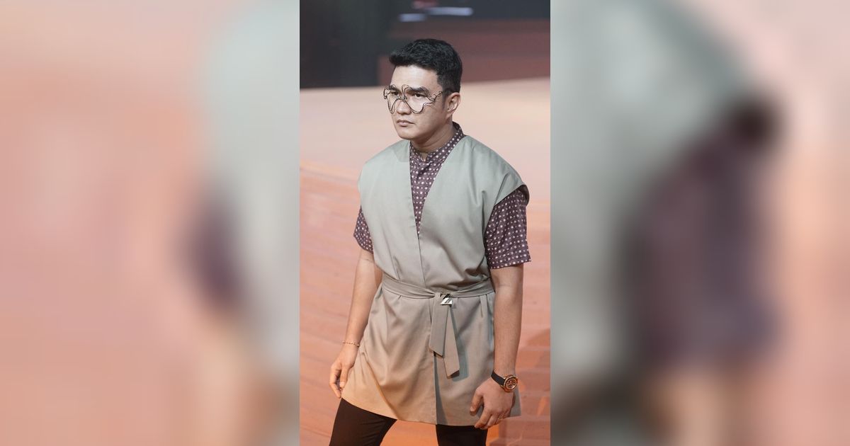 Biasa Bertingkah Absurd, Aldi Taher Dituntut Tampil Serius saat Catwalk, Mode Seriusnya Malah Bikin Ngakak