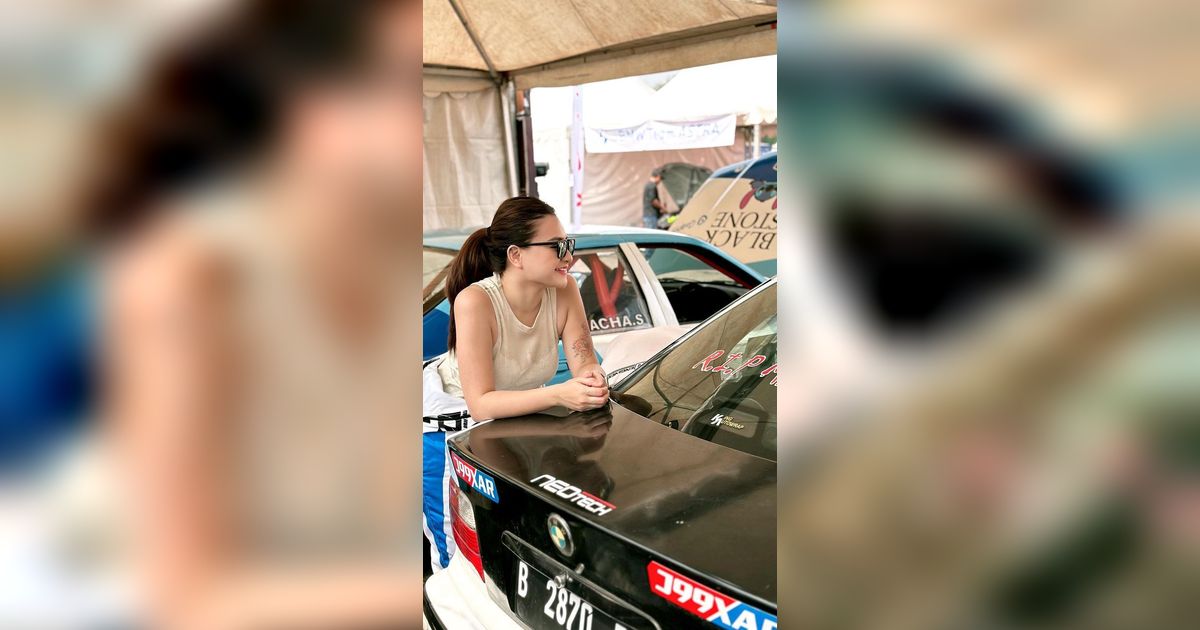 8 Gaya Keren Artis Wanita yang Hobi Ngedrift Mobil, Wendy Walters Bak Pembalap Seksi!
