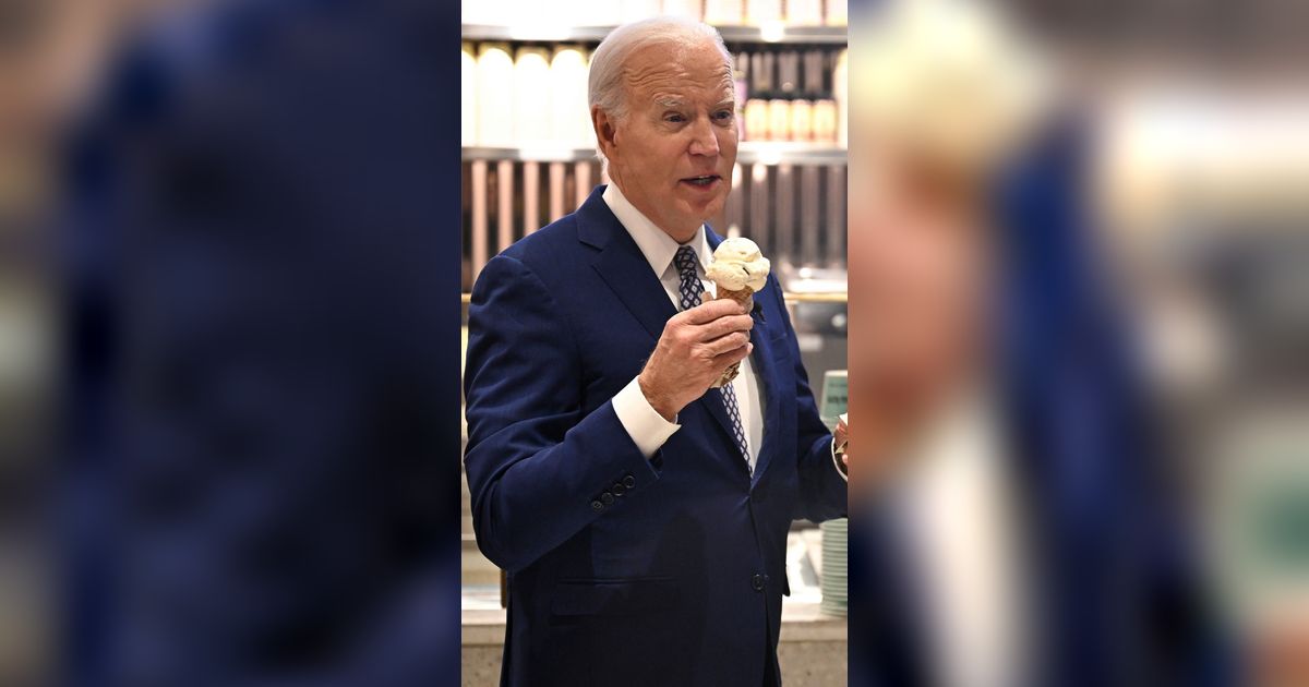 FOTO: Ekspresi Joe Biden Ketika Berharap Gencatan Senjata di Gaza Sambil Asyik Makan Es Krim