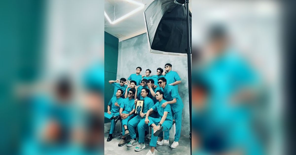 Sekelompok Dokter Ini Foto Studio dengan Membawa Foto Rekannya yang Meninggal, Bikin Haru