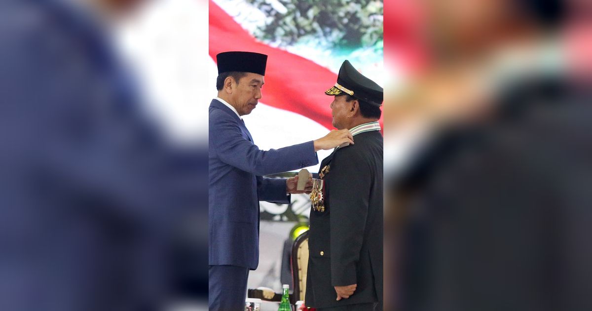 VIDEO: Reaksi Bangga Prabowo Sambil Pegang Bintang Empat di Pundak 