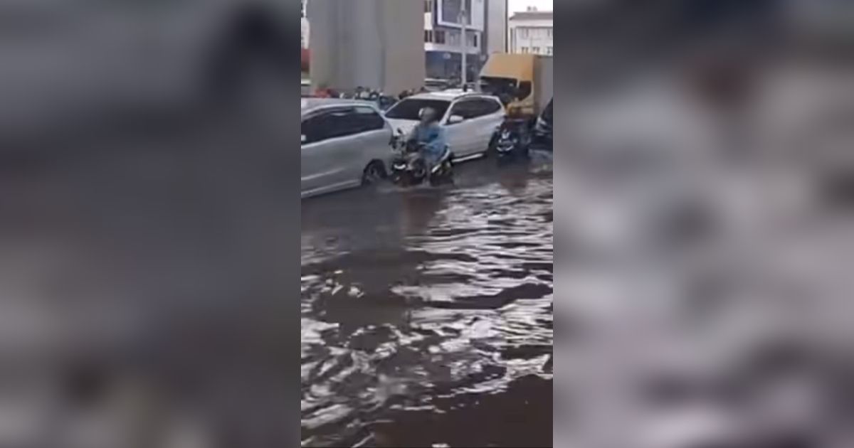 Jakarta Diguyur Hujan Sejak Pagi, 38 Ruas Jalan Terendam Banjir