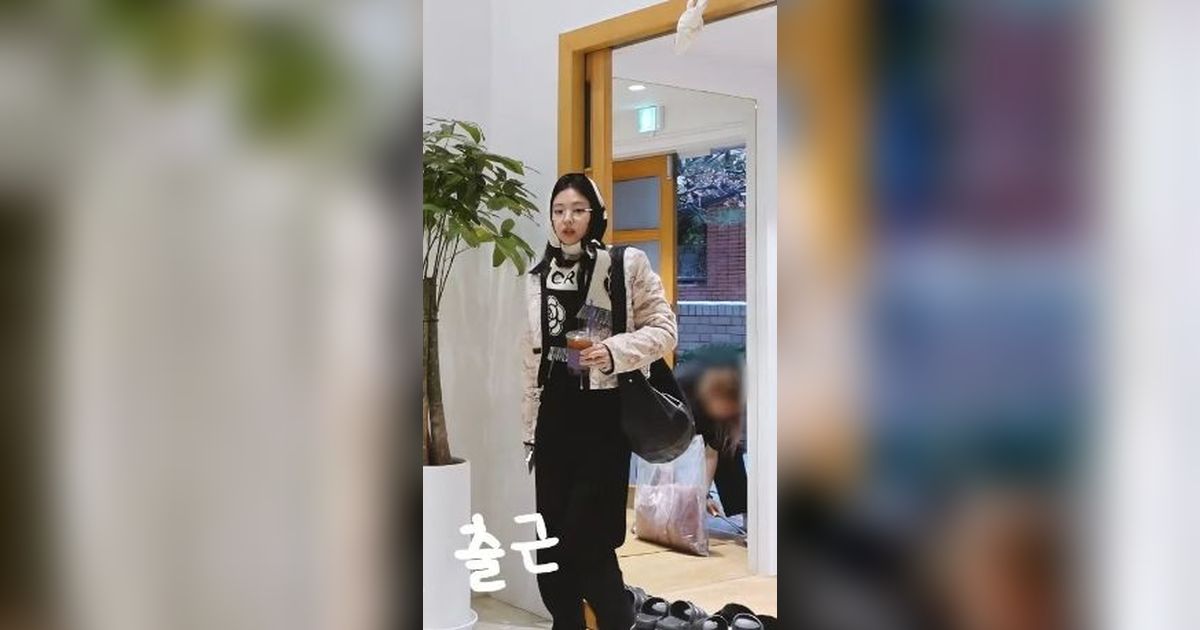 Bedah Harga Style Unik Jennie Blackpink Pakai 'Kerudung'