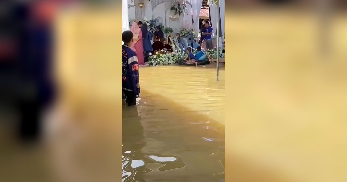 Warga Tetap Gelar Hajatan Perkawinan Meski Air Banjir Setinggi Dengkul Menggenang, Salfok Sama Anak-Anak Main Ban Dekat Pelaminan