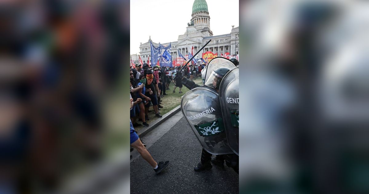 FOTO: Panas! Aksi Protes Menentang Reformasi Ekonomi Argentina Berujung Bentrok, Polisi Bertameng Bidik Massa Ricuh dengan Shotgun