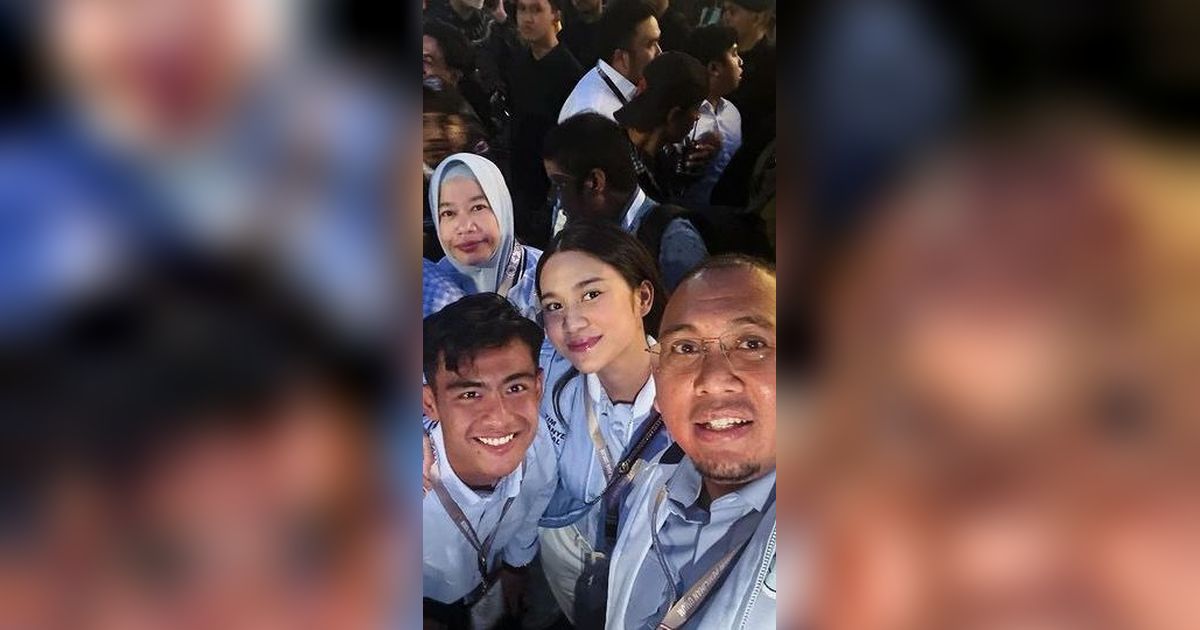 Gandeng Erat Tangan Azizah, Potret Akrab Arhan Foto Bareng Mertua yang Pejabat RI saat Nonton Debat Capres