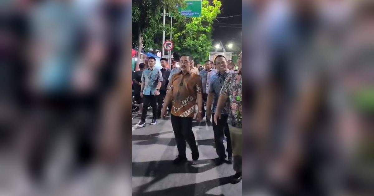 Jajaran Jenderal Bintang Tiga & Dua Polisi Kuliner Malam, Lahap Makan Pecel Pakai Tangan