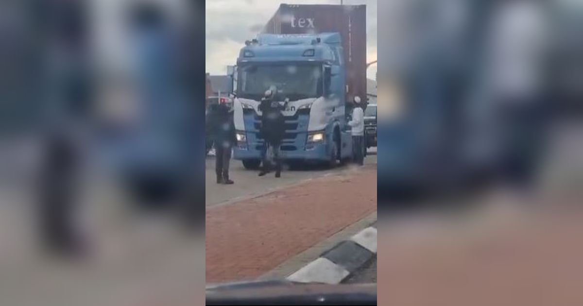 Video Warga Israel Halangi Mobil Bantuan Masuk ke Gaza, Sampai Naik ke Depan Truk