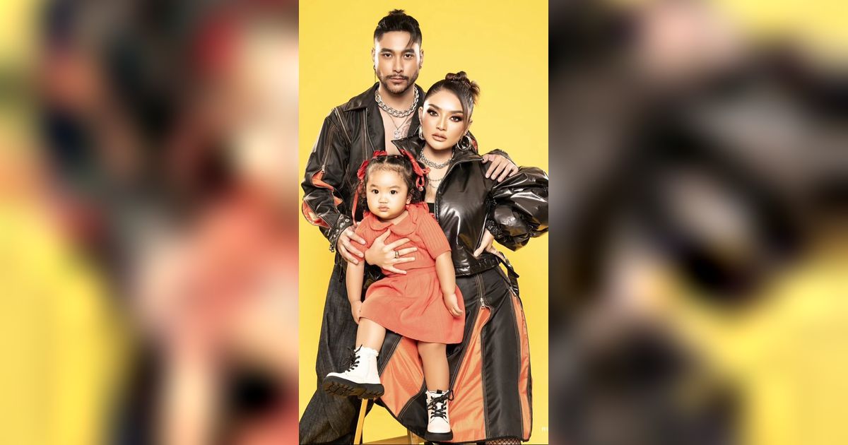 Seru Banget, Foto Keluarga Siti Badriah dan Krisjiana Bertema Fierce