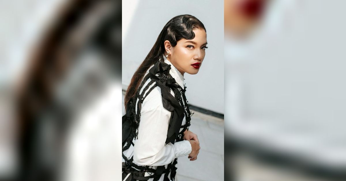 4 Makeup Bold Keren Cantika Abigail, Riasan Bibirnya Ikonik Banget!