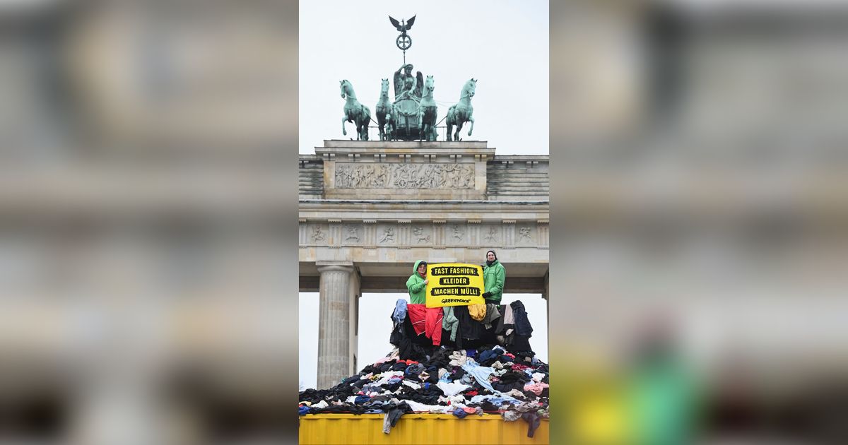 FOTO: Protes Dampak Fast Fashion, Aktivis Lingkungan Pajang Gunungan Sampah Pakaian Bekas di Berlin