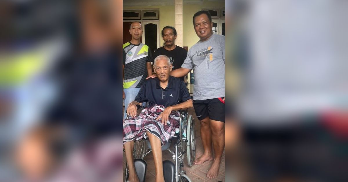 Nyeker dan Berkaos Oblong, Momen Hangat Mayjen TNI Dorong Sang Ayah di Kursi Roda dengan Penuh Cinta