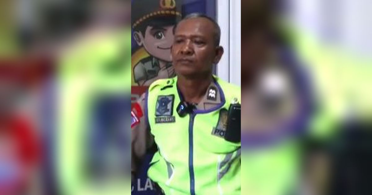 Cari Uang Halal Buat Tambahan Penghasilan, Polisi di Kelapa Gading ini Tak Malu Jadi Tukang Tambal Ban