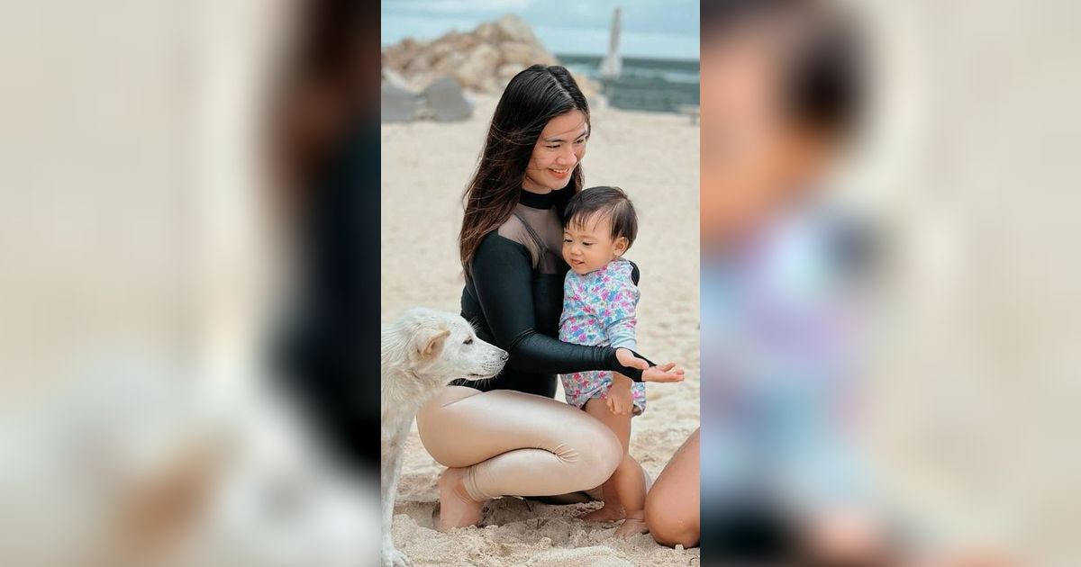 8 Foto Felicya Angelista Tetap Pakai Legging & Baju Panjang Saat Liburan ke Pantai