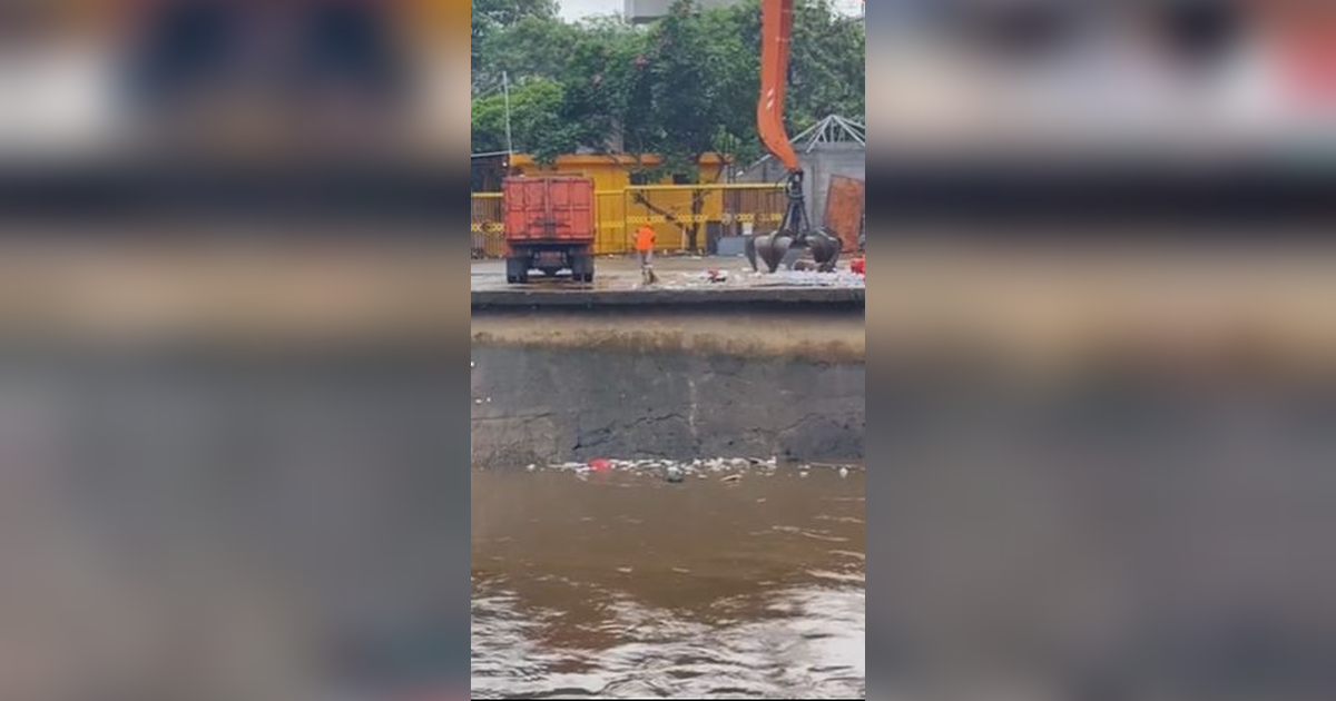 Petugas Kebersihan Ketahuan Buang Sampah ke Sungai, Ternyata Ada Alasan Penting di Baliknya