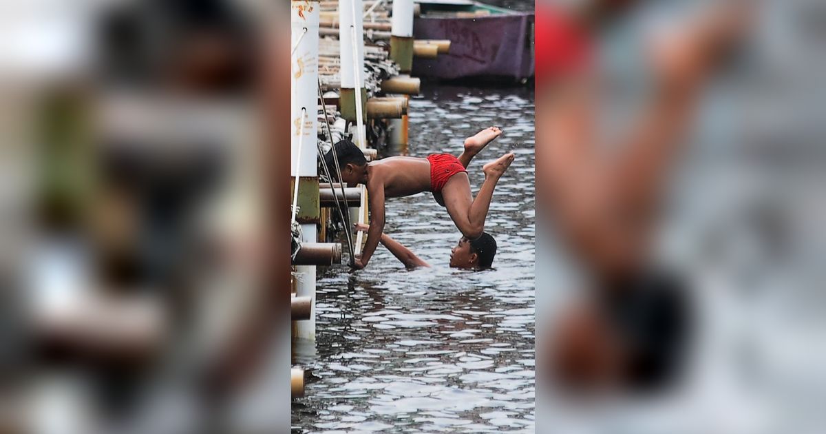 FOTO: Minim Pengetahuan akan Bahaya Membuat Anak-Anak Ini Nekat Berenang Tanpa Pengawasan Orang Tua di Area Tanggul Laut Raksasa Muara Baru