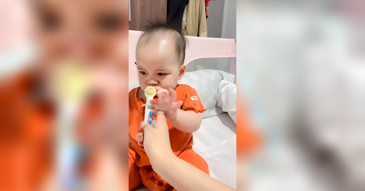 Kocak Banget, Bayi Baru Mau Makan Saat Diputar Lagu India