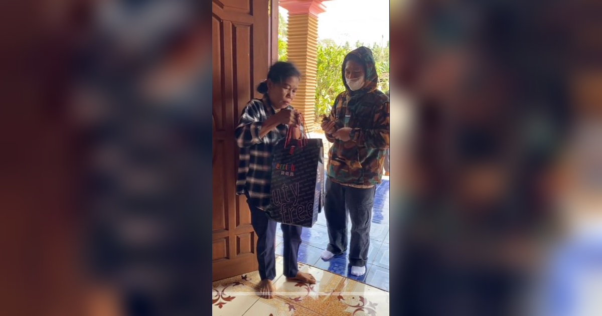 Momen Haru Pria Beri Kejutan Ibu Pulang Setelah 9 Tahun Merantau di Luar Negeri