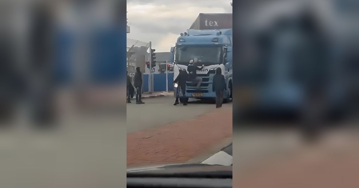 Warga Israel Halangi Mobil Bantuan Masuk ke Gaza, Sampai Naik ke Depan Truk