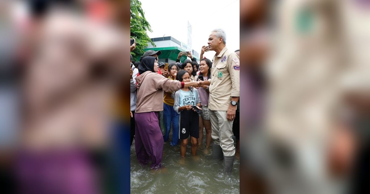 Ganjar Banjir-banjiran Temui Warga Grobogan: Di Atas Politik Ada Kemanusiaan