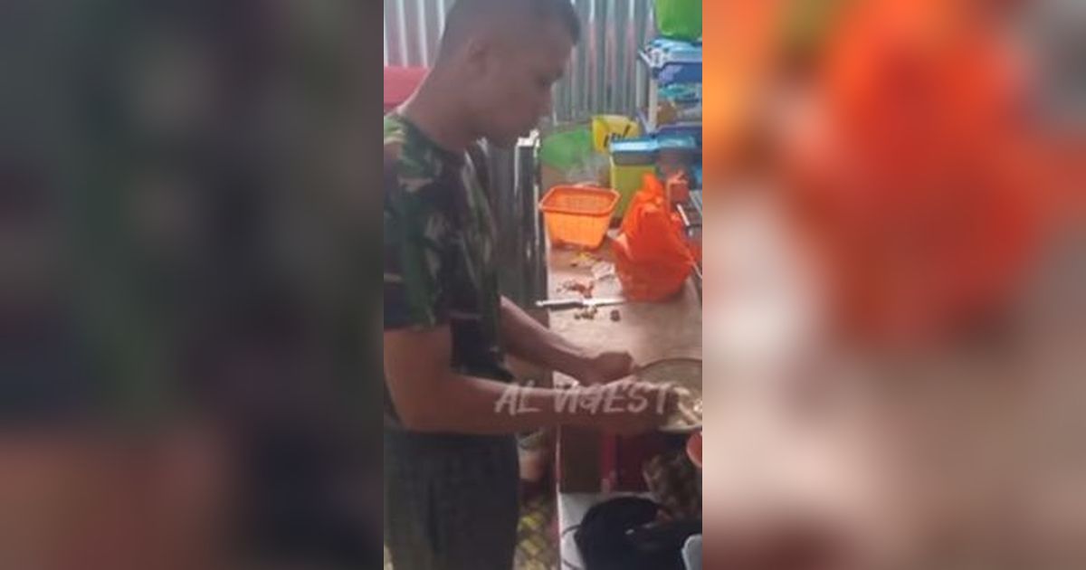 Sambil Bernyanyi, Prajurit TNI Ngulek Sambal dan Memasak 'Menunya Telur Campur dan Tempe'