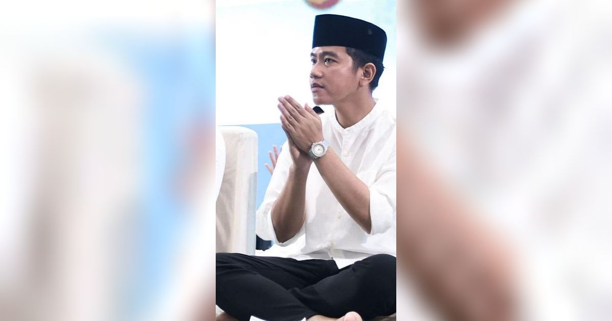 Emak-Emak Nekat Naik Panggung Saat Gibran Pidato, Langsung Peluk Lalu Ajak Swafoto