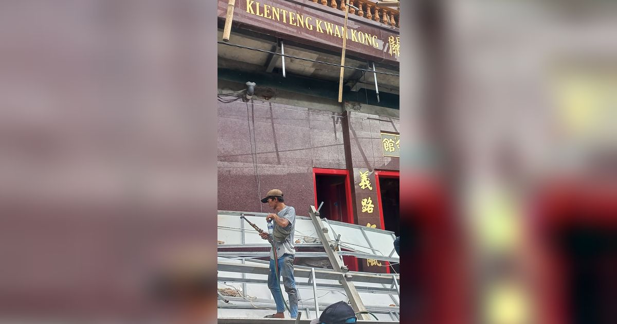 Kanopi Klenteng Kwan Kong Makassar Roboh Jelang Imlek, 2 Pekerja Terluka
