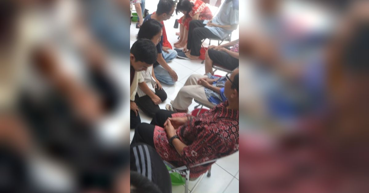 Tangis Haru Warnai Tradisi Basuh Kaki Orang Tua Jelang Imlek di Semarang