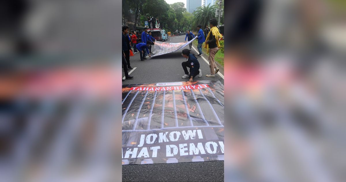 FOTO: Geruduk KPU, Massa BEM SI Bentangkan Spanduk 'Jokowi Penjahat Demokrasi'