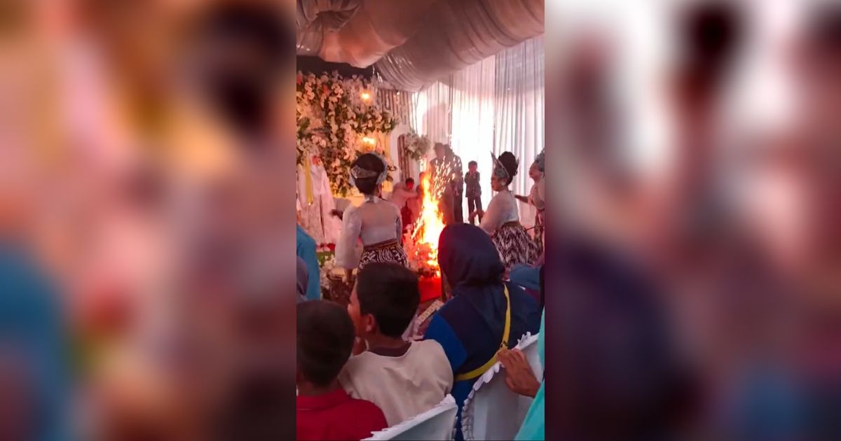 Viral Acara Pernikahan dengan Upacara Adat Sunda Lengser, Panggung Pelaminan Ini Nyaris Terbakar