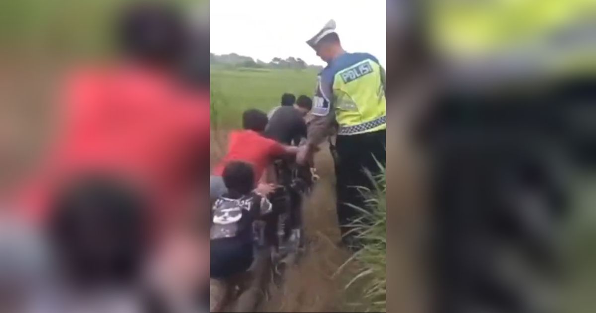 Viral Aksi Bocah Balap Liar Kabur dari Razia Polisi, Endingnya Malah Terjebak Lumpur Sawah