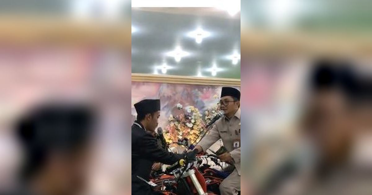 Viral Pengantin Ucap Ijab Kabul di Atas Motor Trail, Momen Sahnya Ditutup dengan Geberan Knalpot