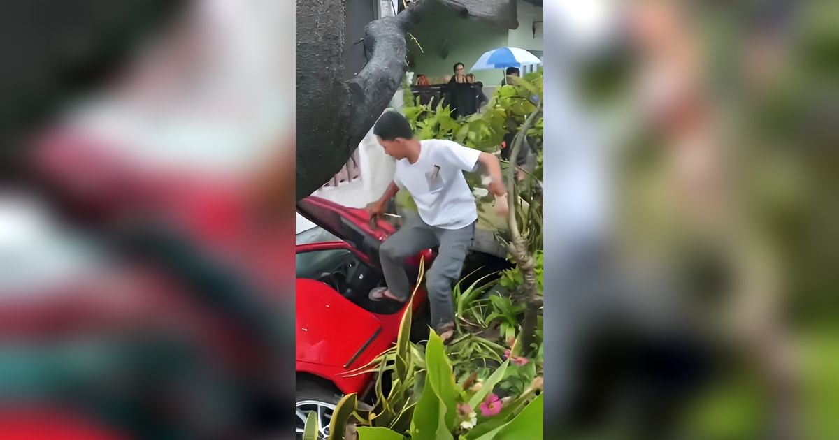 Mobil Masuk Selokan Pinggir Jalan, Netizen Malah Salfok Pria Keluar Bawa Es Cekek