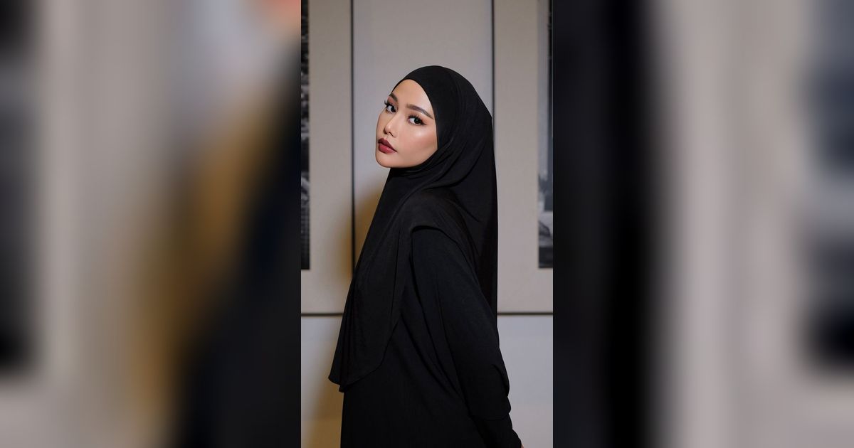 Dara Arafah Tampil Bold dan Sultry dengan Lipstik Merah, Pujian Mengalir