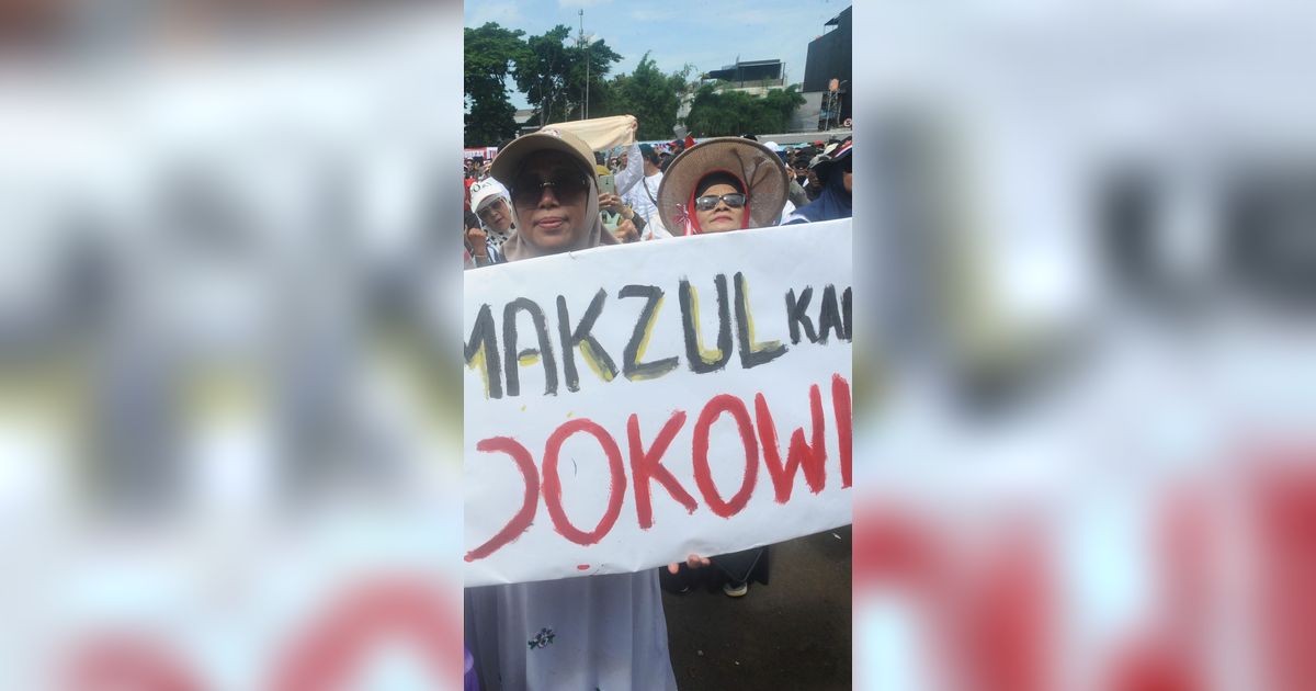 FOTO: Geruduk DPR, Massa Tolak Pemilu Curang Tuntut Jokowi Dimakzulkan