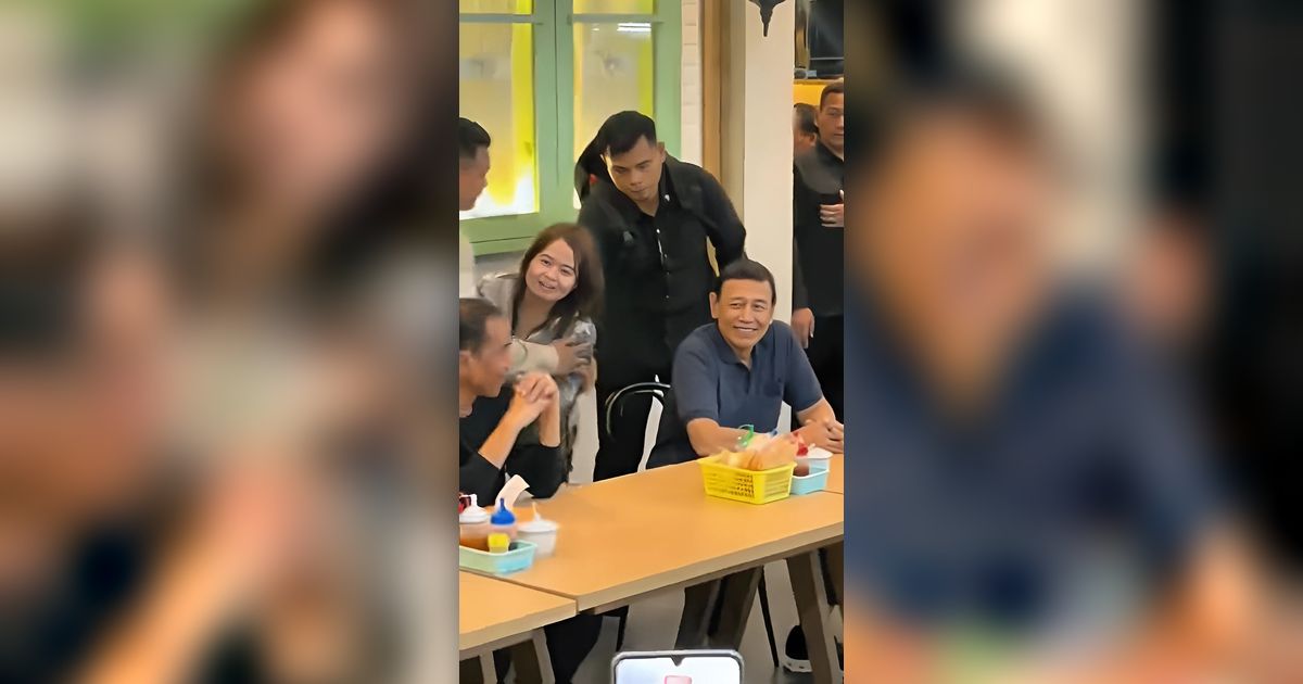 Saking Senangnya Bertemu Jokowi, Wanita Ini Sampai Bikin Paspampres Kewalahan