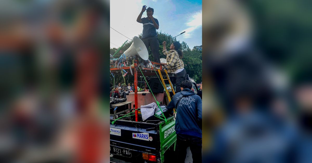 FOTO: Panas! Pengunjuk Rasa Dukung dan Tolak Hak Angket Terlibat Ricuh di Depan Gedung DPR