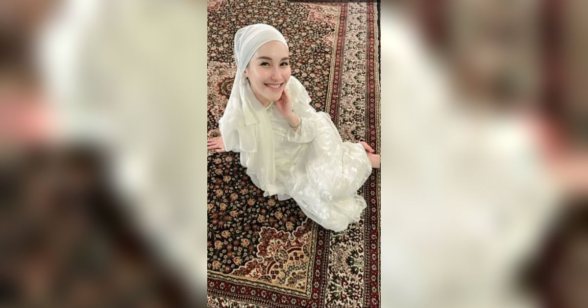 Potret Cantik Ayu Ting Ting Kenakan Gamis Putih, Penampilannya Jelang Ramadan Curi Perhatian