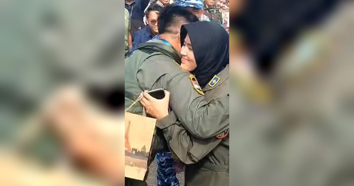 Momen Romantis Lettu Mia Kalungkan Bunga Kepada Sang Suami Usai Terbangkan Pesawat Tempur