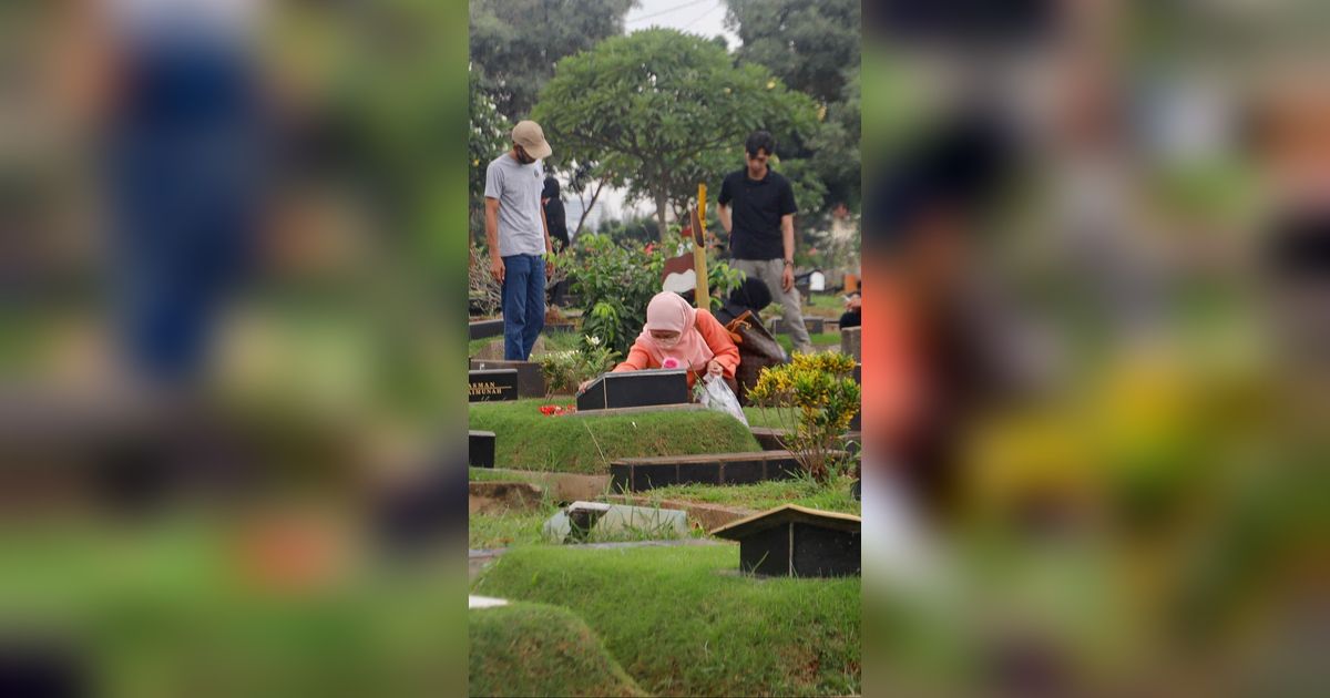 FOTO: Tradisi Ziarah Kubur Jelang Ramadan, TPU Karet Bivak Ramai Didatangi Warga