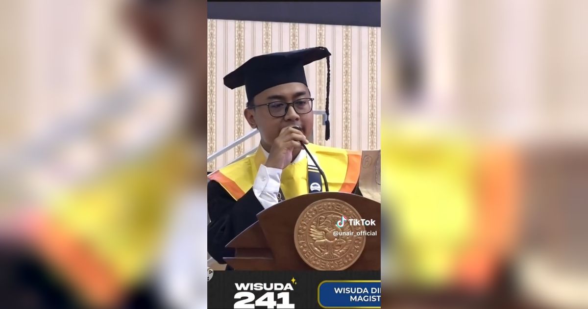 Momen Haru Anak Guru Ngaji Lulus S2 Universitas Airlangga, Bersujud di Telapak Kaki Ibu Saat Wisuda