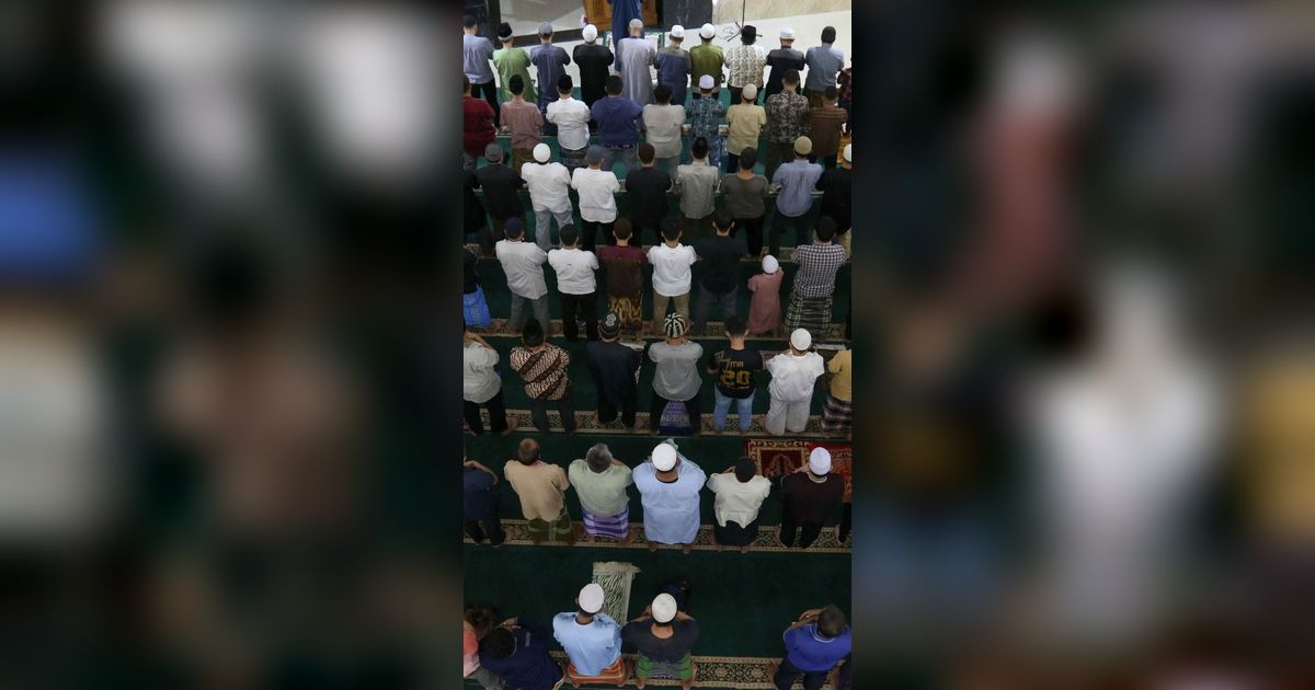 FOTO: Suka Cita Jemaah Muhammadiyah di Masjid Raya Uswatun Hasanah Gelar Salat Tarawih Pertama