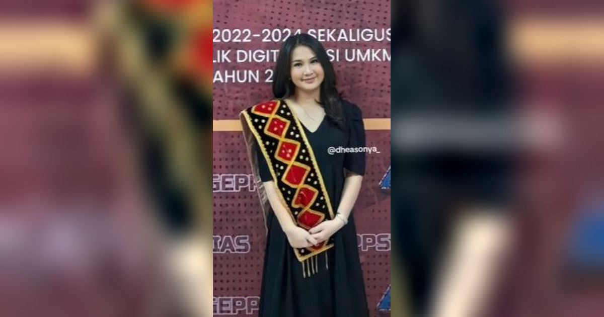 Profil Dhea Sonya Petugas Tiket KAI Viral Tolong Nenek-nenek, Ternyata Punya Adik Mirip Bak Kembar